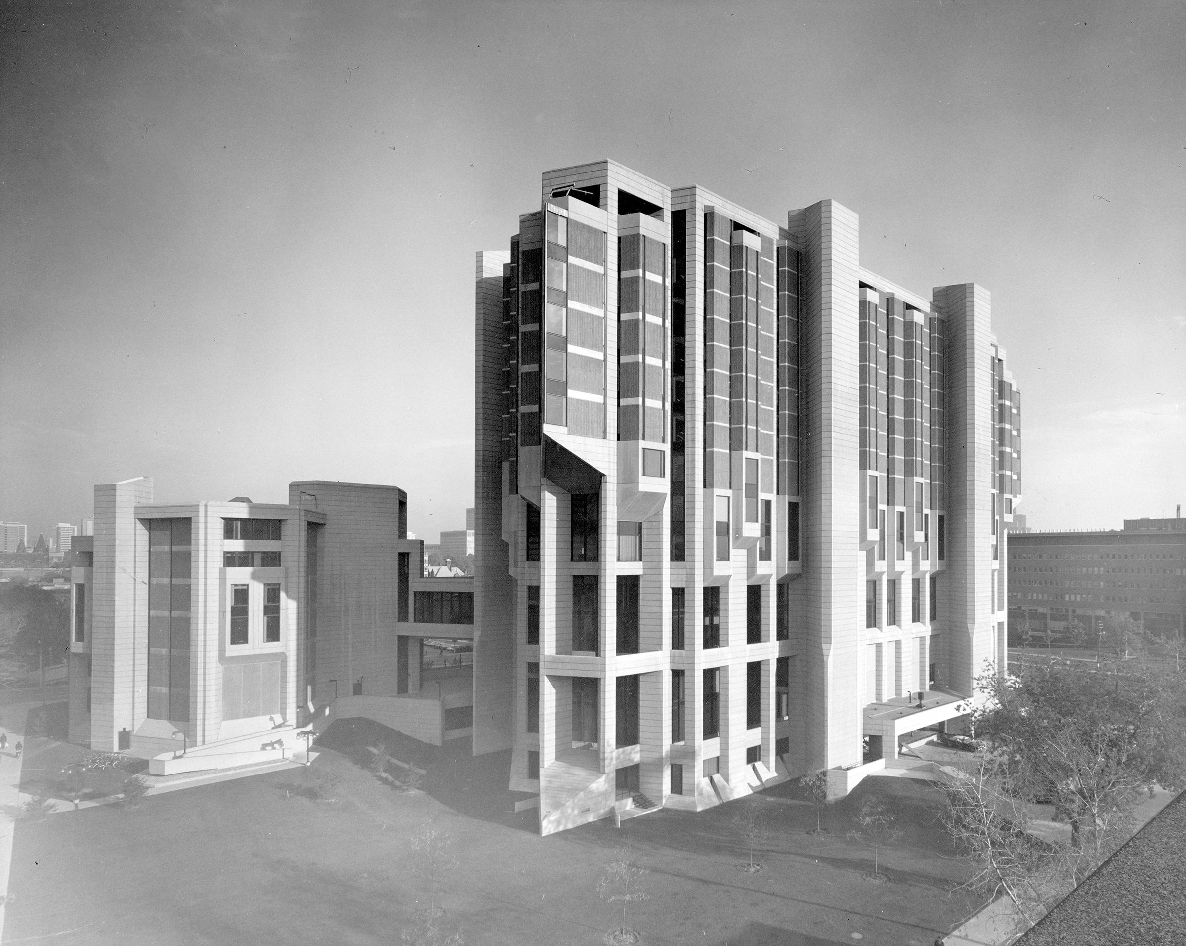 View of the Robarts Library complex from the intersection of Sussex Avenue and Huron Street, Spring 1973. View of the Robarts Library complex from the intersection of Sussex Avenue and Huron Street, Spring 1973. [U of T Archives]